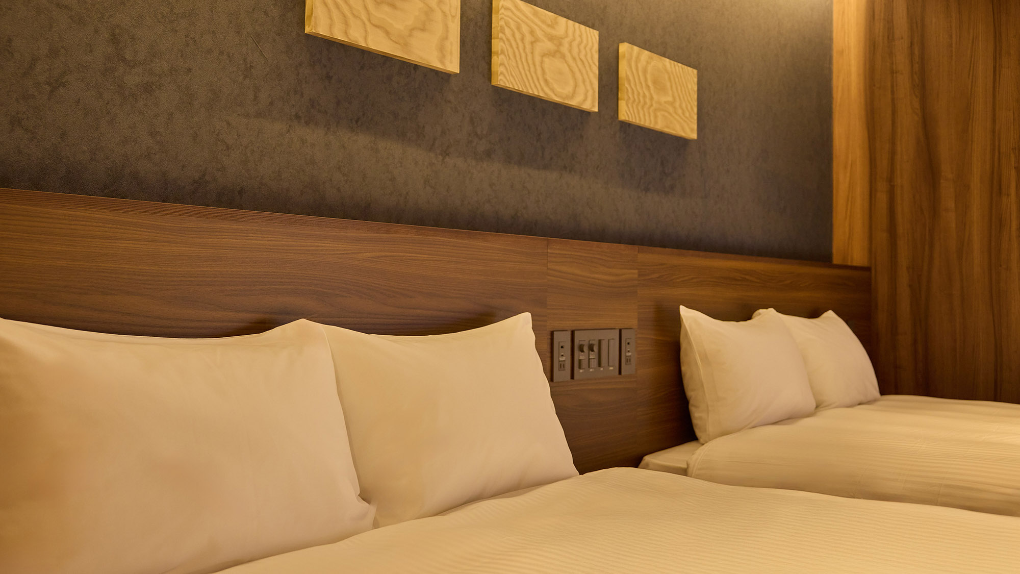 【D・Dペット：寝室】クイーンベッド2台を設置、ヘッドボードにはUSB充電口を完備