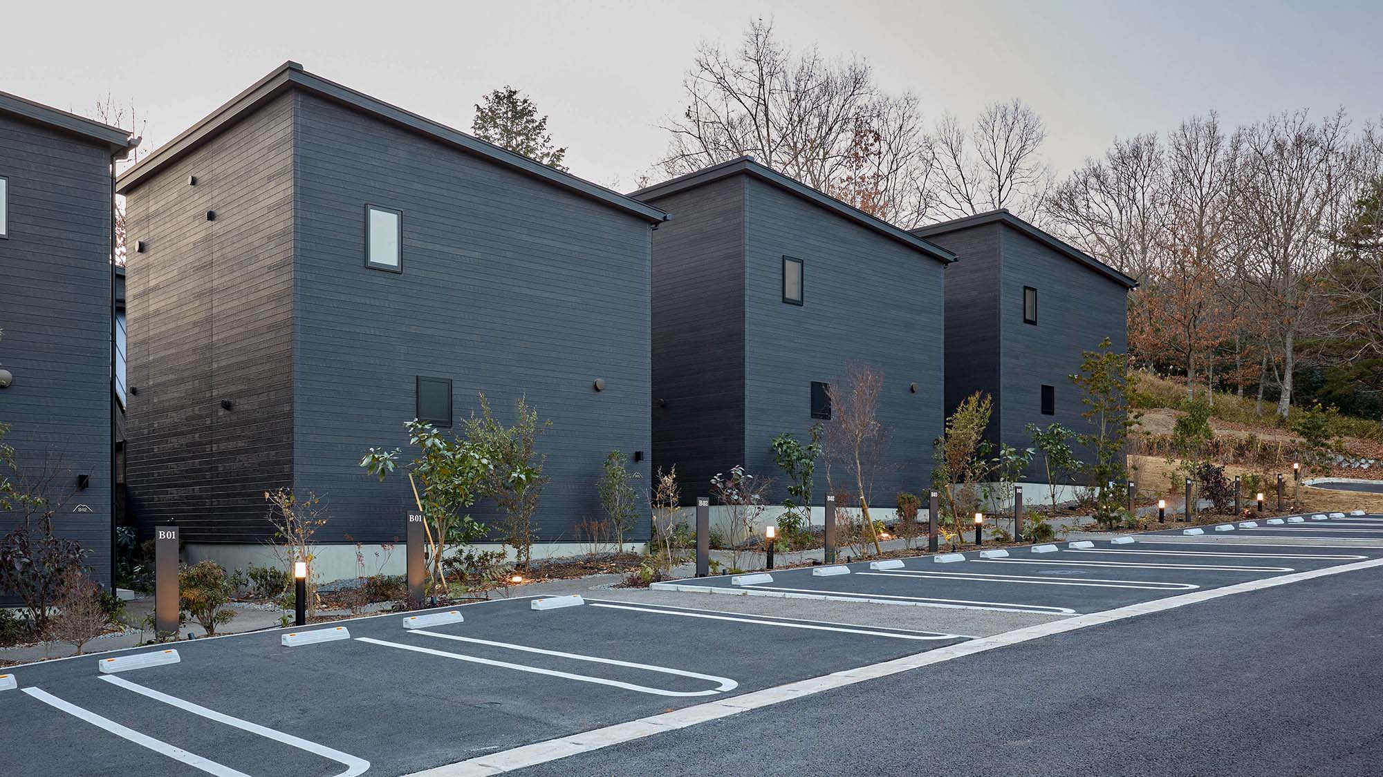 【その他：駐車場】専用駐車場を完備。ご予約不要・無料でご利用頂けます。