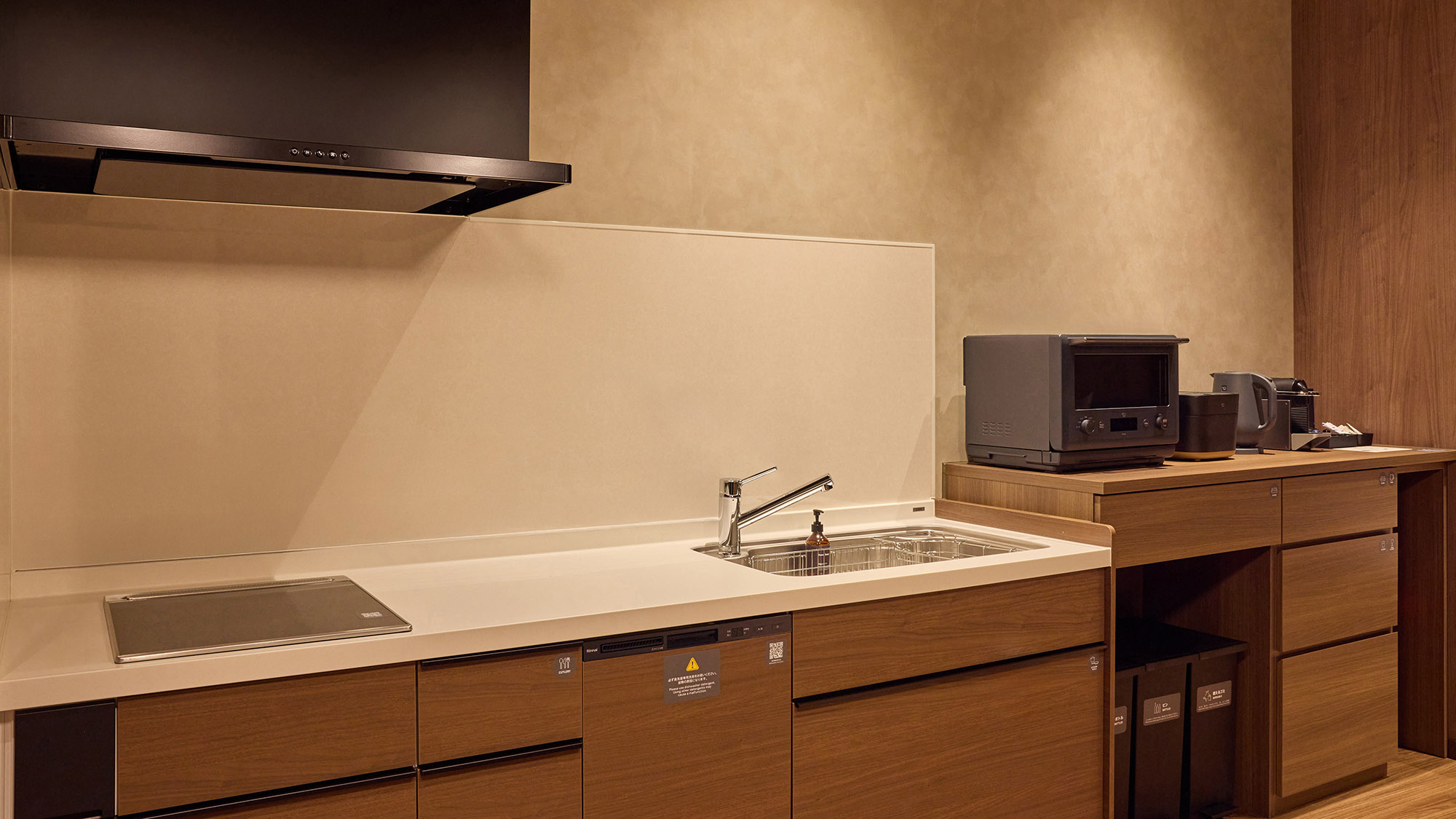 【C：キッチン】キッチン家電や調理器具を完備している為自炊も可能です