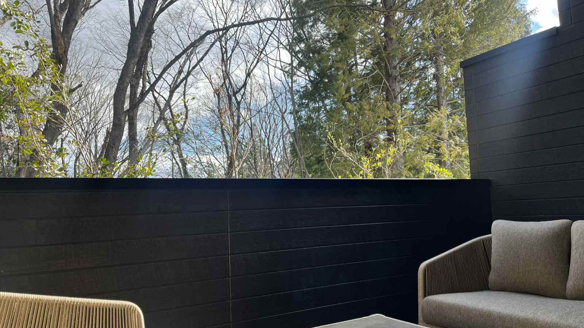 【C：テラス】自然が感じられるテラスでリラックス