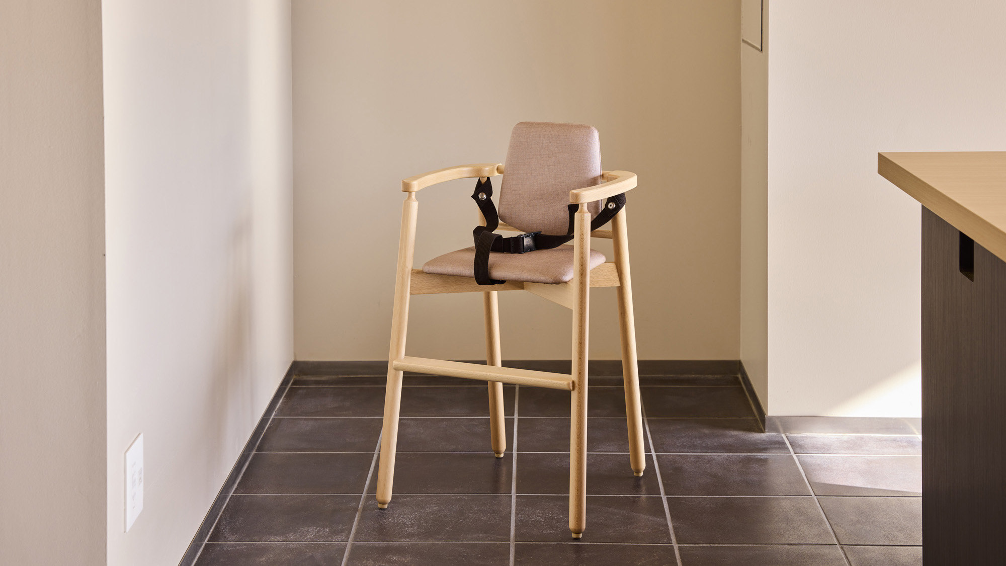 【レストラン】小さなお子様向けの椅子もご用意しております