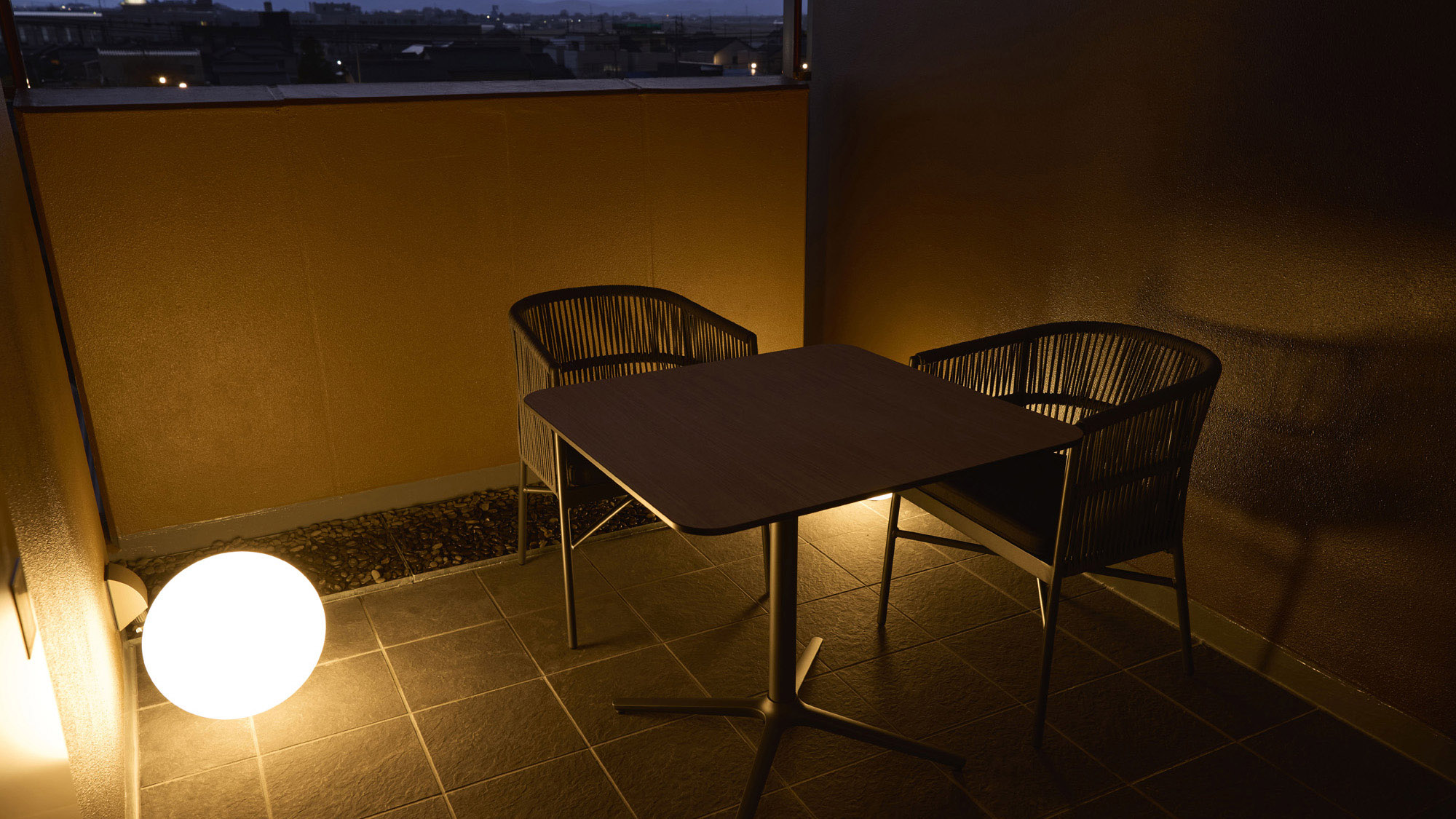 【テラス:B/C/D】広々としたテラスで、外の風を感じながらお寛ぎ頂けます。