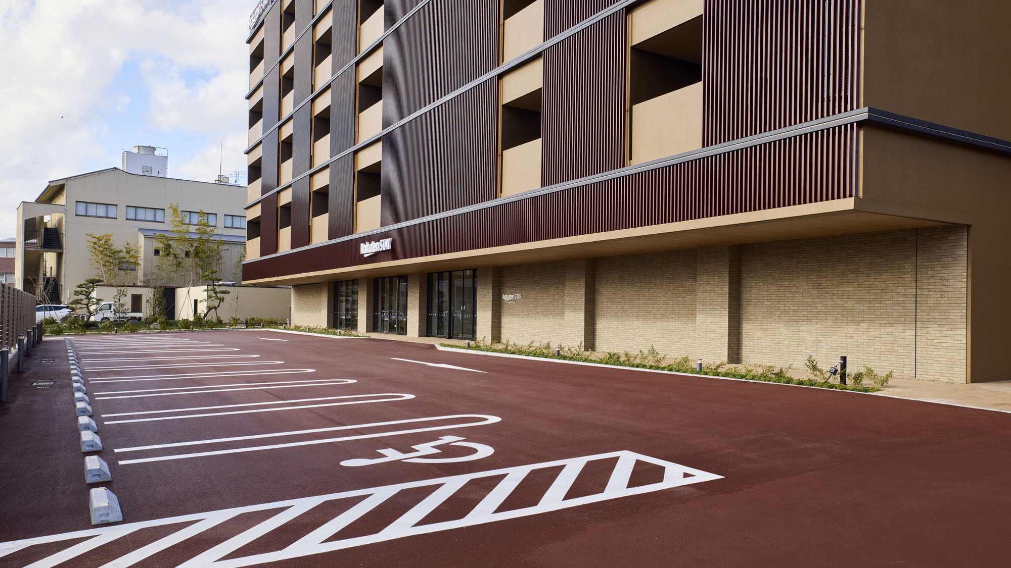 【駐車場】専用駐車場を完備（1室1台）予約不要・無料で利用可能