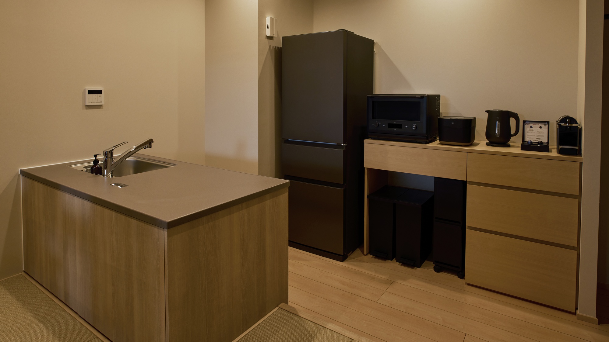 【キッチン:C】冷蔵庫、電子レンジ、炊飯器、コーヒーメーカーなど家電類が充実