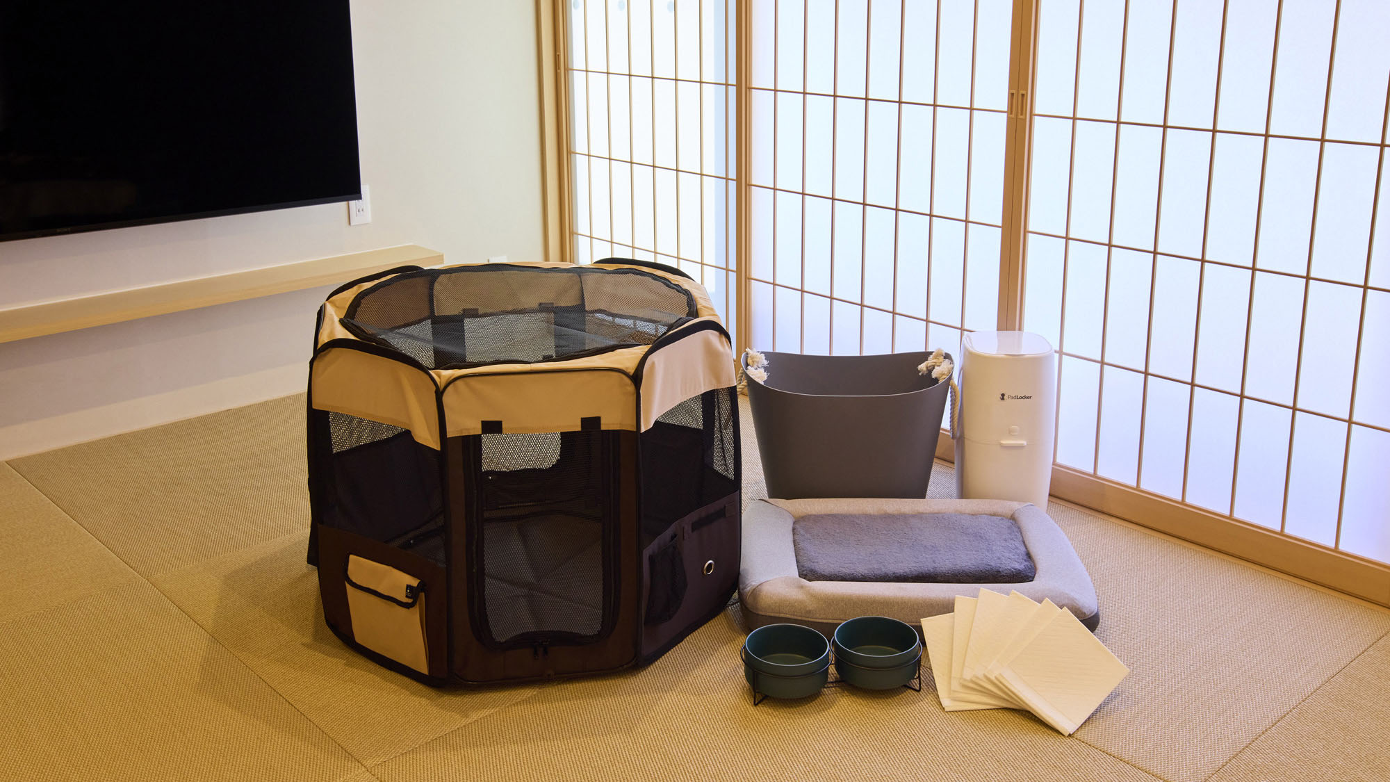 【ペットグッズ】客室にはペットケージやフードボウル、ベッドなどのご用意がございます