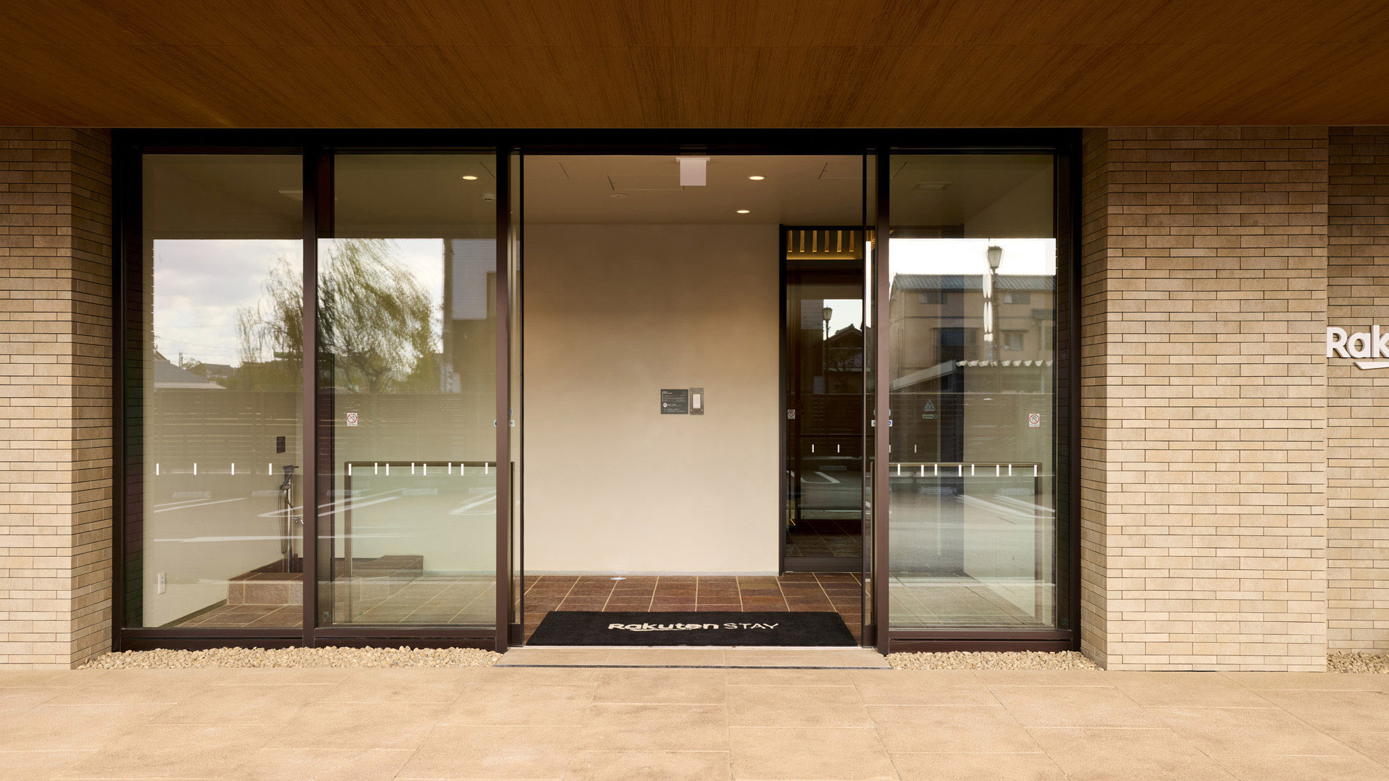 【エントランス】正面入り口