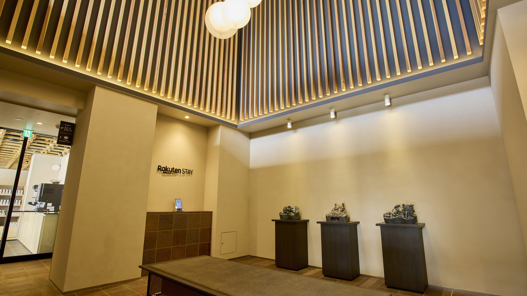 【エントランス】開放感を感じる広々エントランス