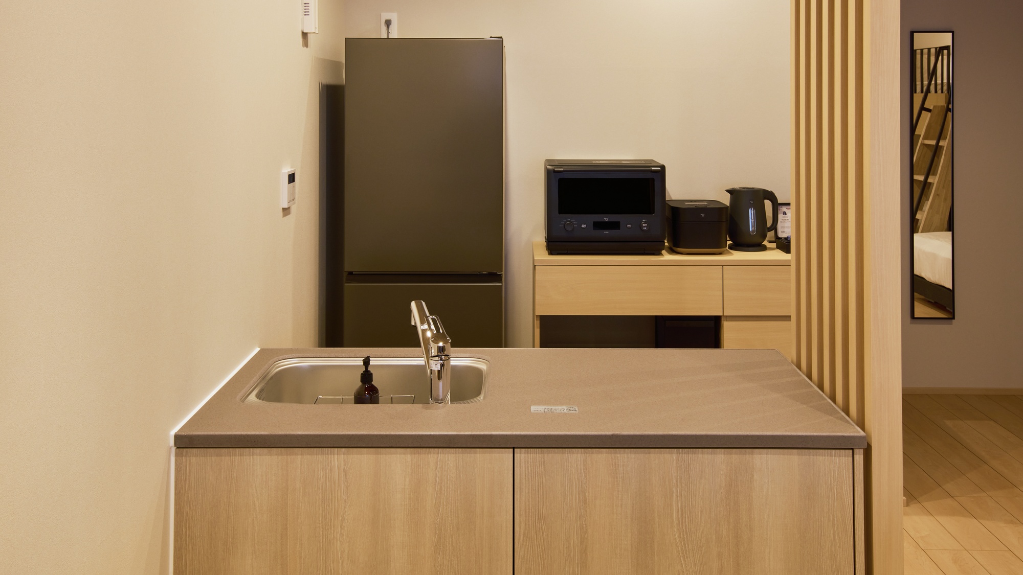 【キッチン:B】冷蔵庫、電子レンジ、炊飯器、コーヒーメーカーなど家電類が充実