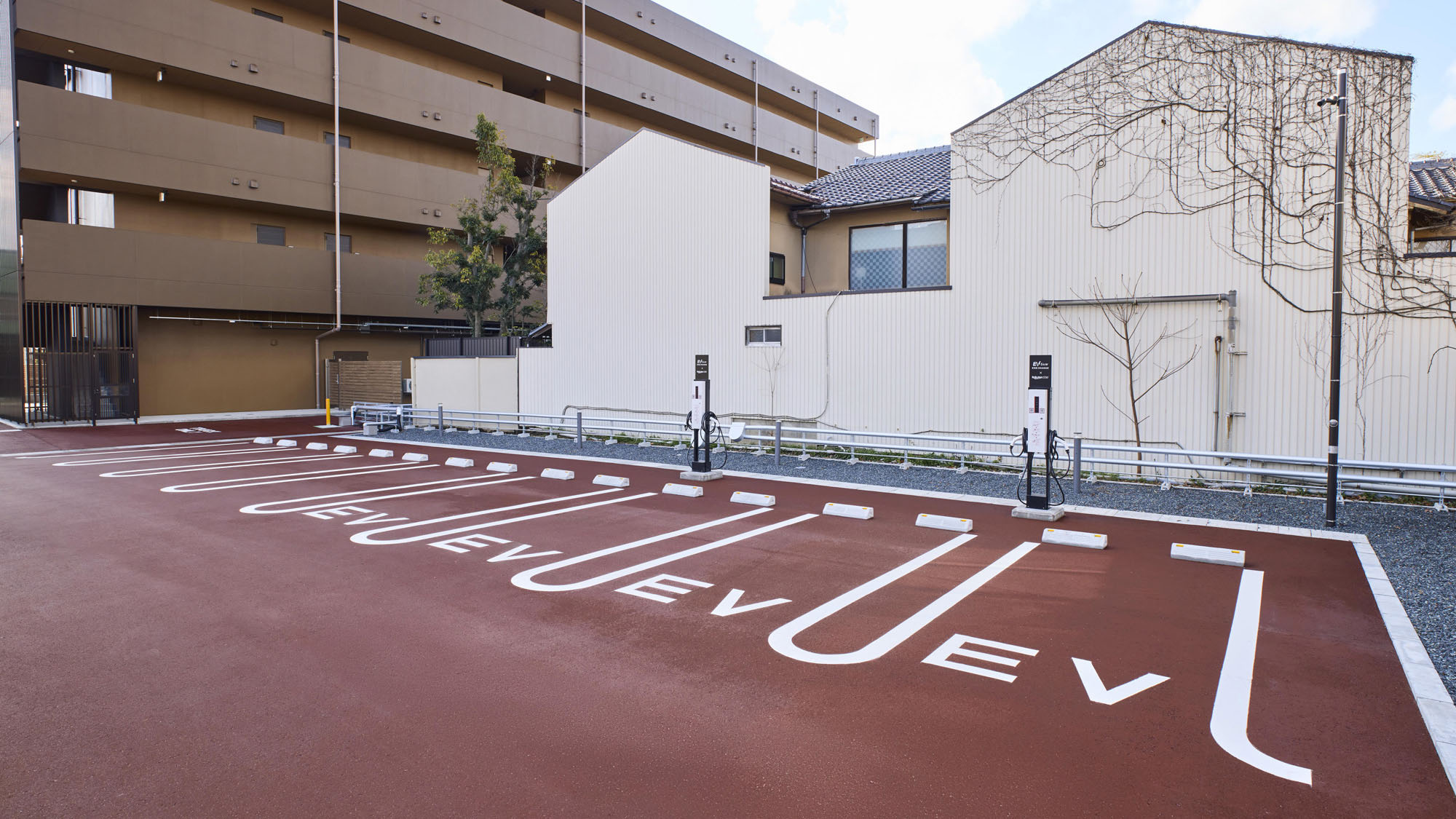 【駐車場】EV車対応駐車スペース4台分あり（充電は有料）