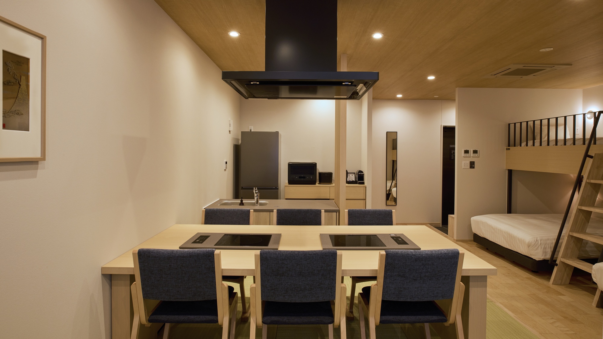 【客室:B】IHコンロ付きダイニングを備えたリビングルーム