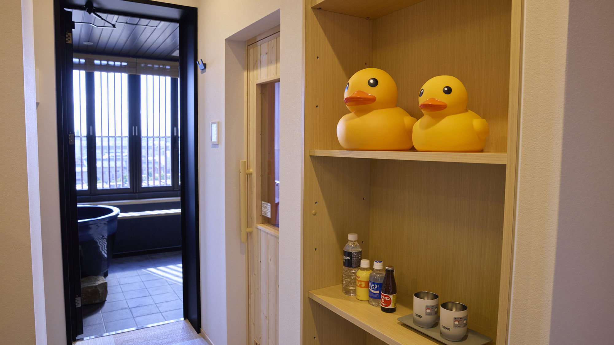 【洗面・脱衣室:全客室共通】様々な温浴グッズをお楽しみいただけます