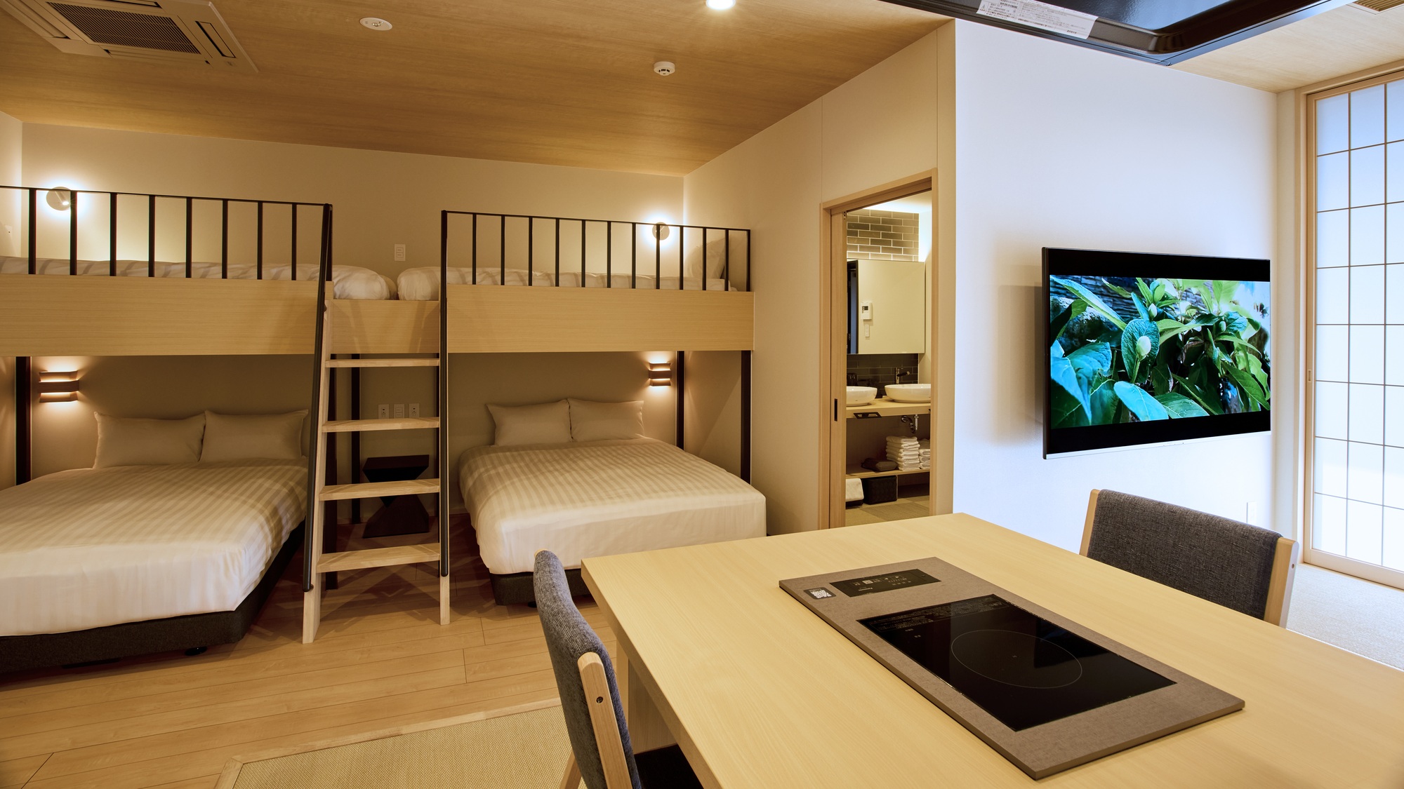 【客室:B】IHコンロ付きダイニングを備えたリビングルーム