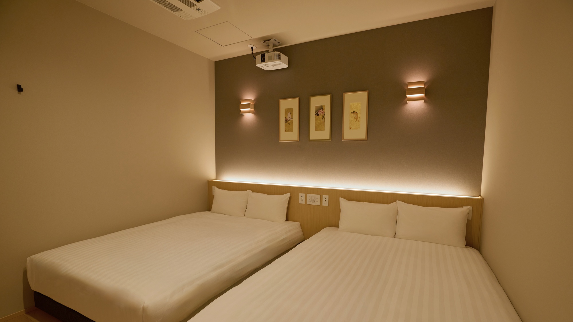 【寝室:A】落ち着いた雰囲気の寝室。ダブルサイズベッド2台設置