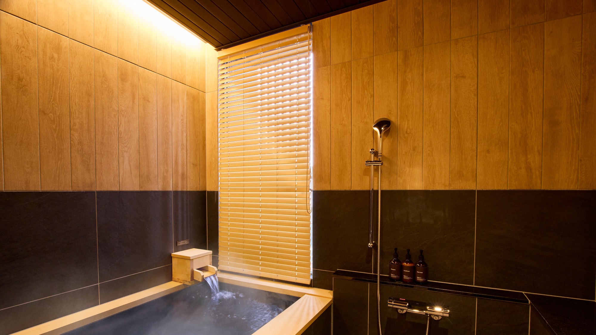 【浴室:B/C/D共通】客室専用 天然温泉風呂をお楽しみください。