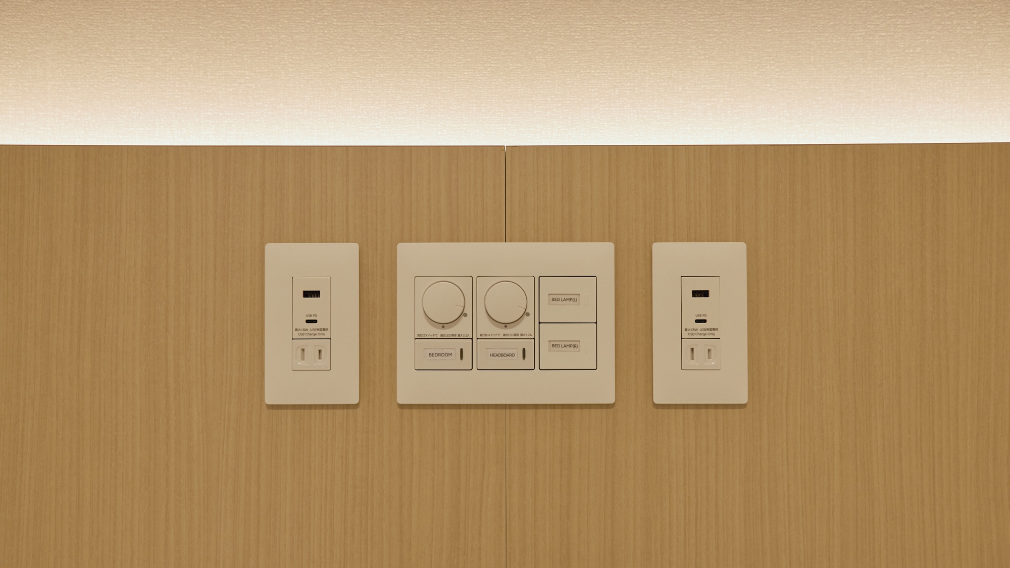 【設備:A/C】枕元にはコンセント口がございます。