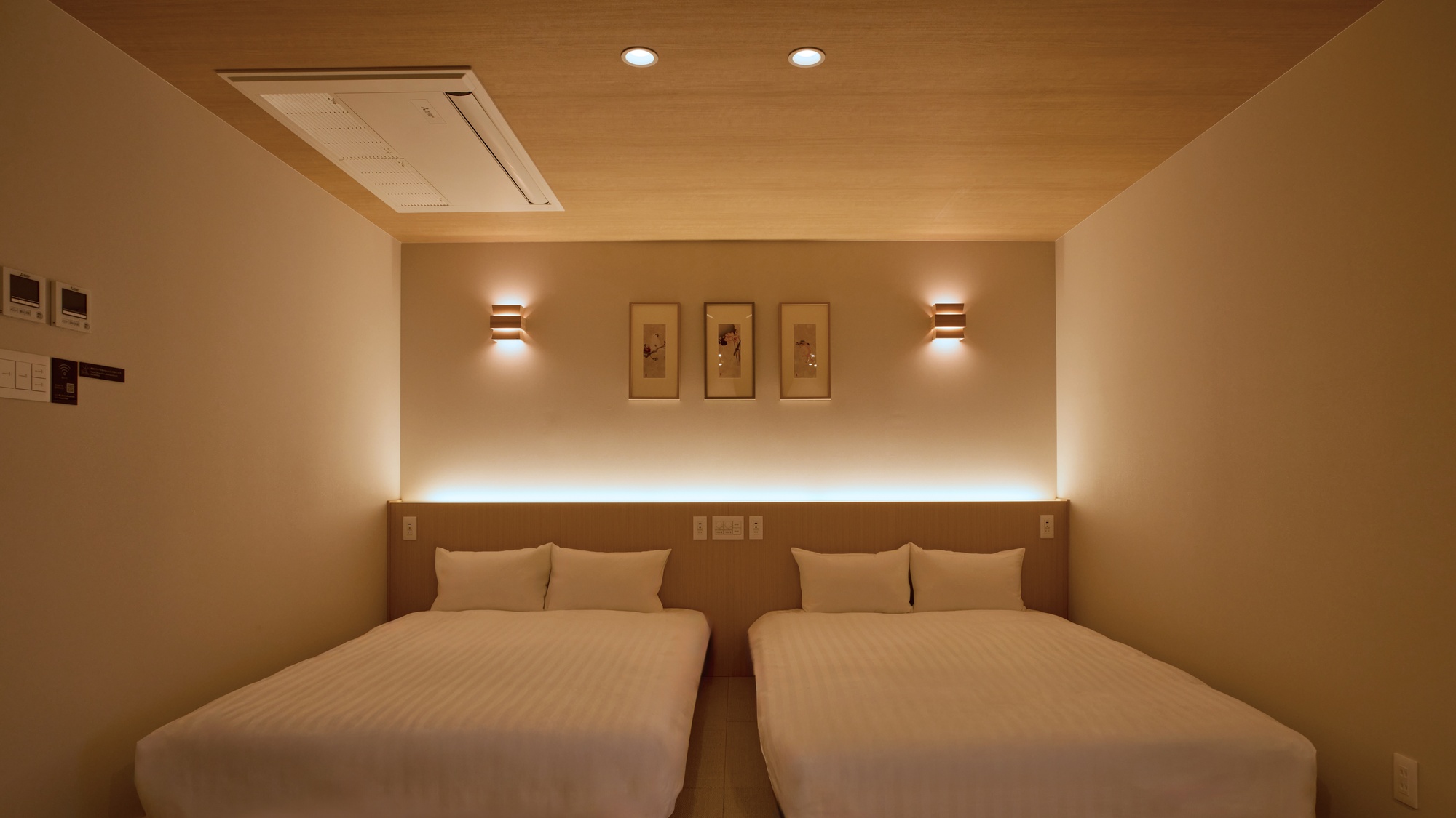 【寝室:C】落ち着いた雰囲気の寝室。ダブルサイズベッド2台設置