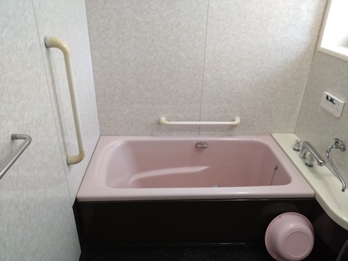 お風呂にも手すりが付いています