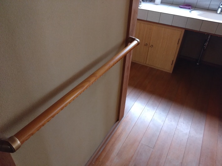 館内は手摺りが付いています