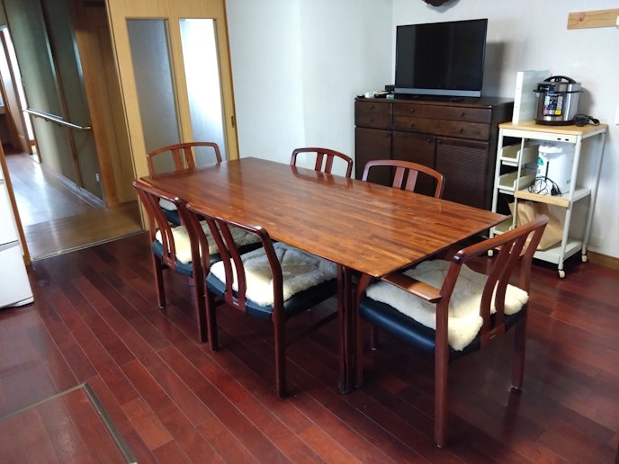 ダイニング。ホストと顔を合わせることはありますが、テーブルのご利用はゲスト様専用です。