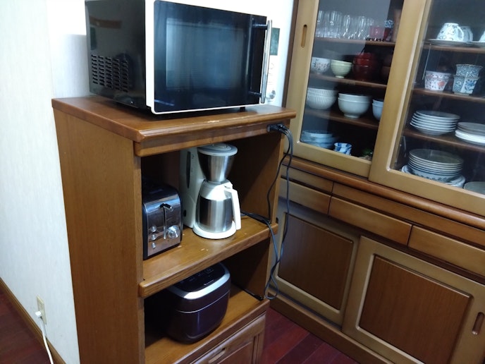 電子レンジ、ポップアップトースター、コーヒーメーカー、炊飯器