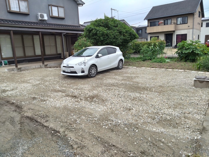 駐車場４台　無料