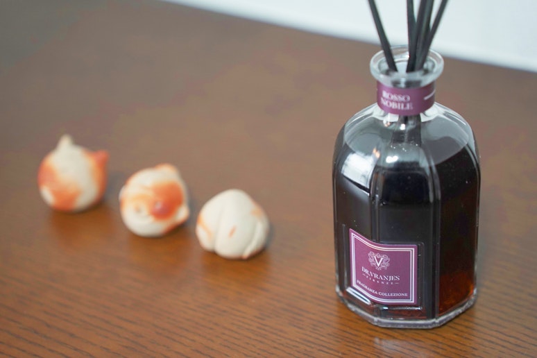 エントランスでは素敵な香りと備前焼の桃太郎が出迎えてくれます。