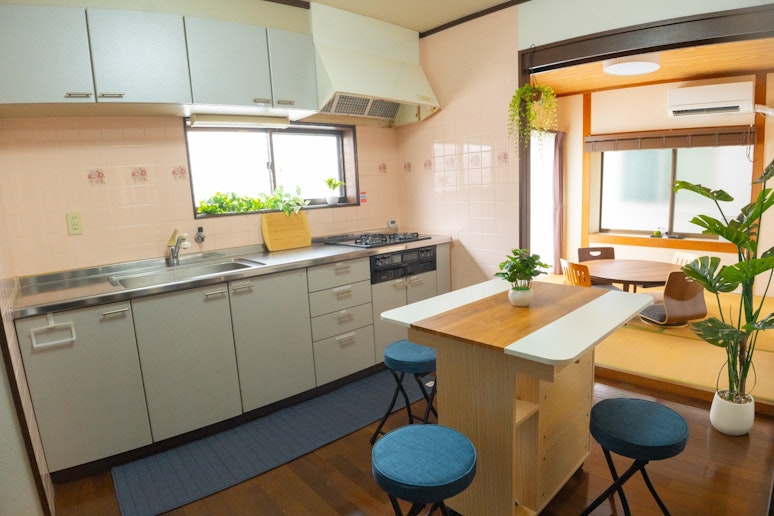 キッチンでは折り畳みテーブルと和室のこたつをご利用いただけます！
