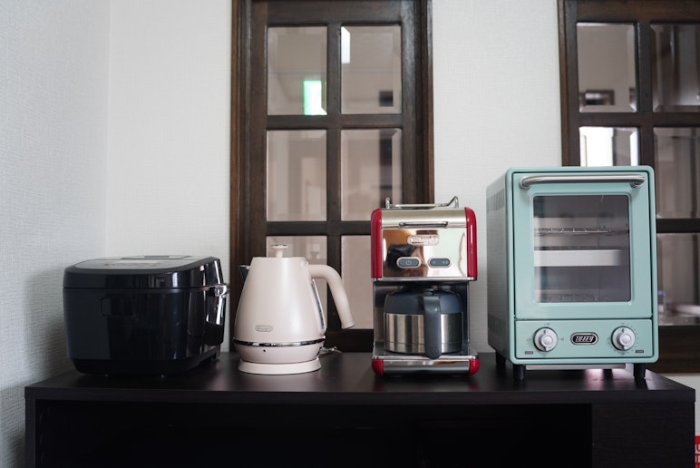 コーヒーメーカーとトースターがあります。コーヒー豆も冷蔵庫にありますのでぜひご利用ください。