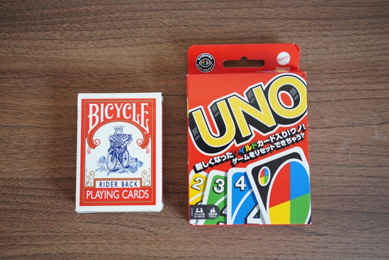 2階リビングの机にUNOとトランプがあります