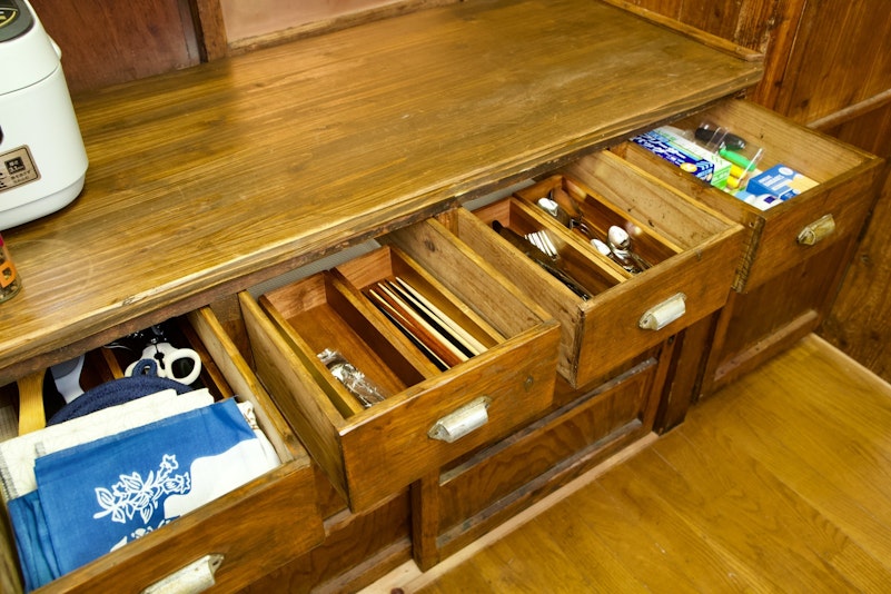 カトラリー類やホイル、ラップ類など生活に必要なものは一通りそろっています。