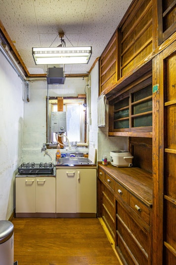 団地の台所にある木製の食器棚は１９４９年当時からのものです。