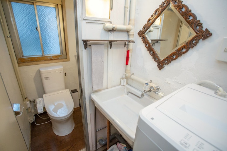 建設当時からの洗面台と洗濯機です。