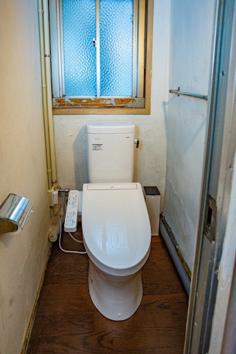 トイレは、この団地の建設当初から水洗でした。ただし和式の水洗トイレだったため、ウォシュレットタ...