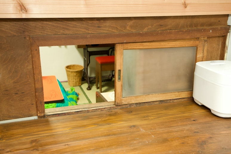 カズオイシグロの小説を映画化した遠い山並みの光でも登場するこの団地独特の台所からの配膳窓が特徴...