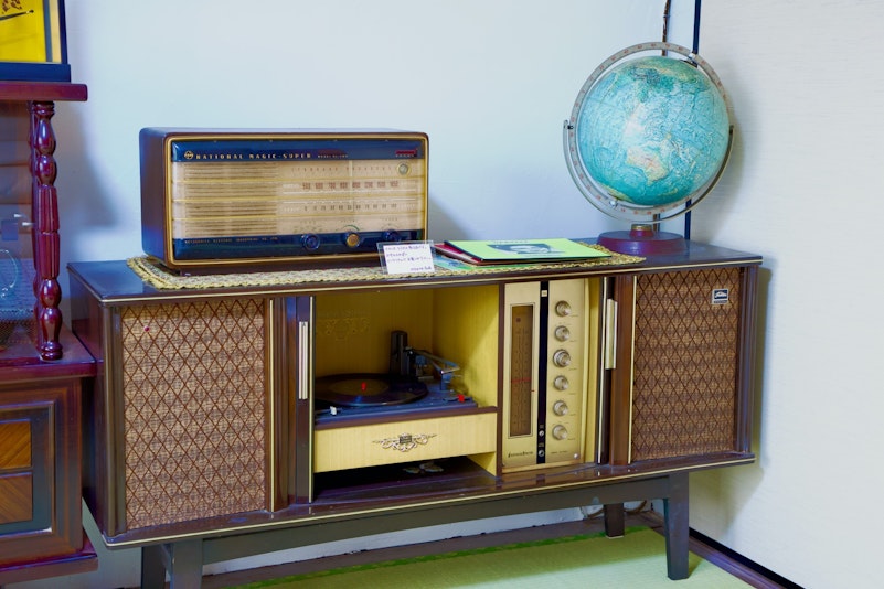 ８畳和室には、当時のステレオセットが用意されています。LPレコードを聴くことができますので、添...