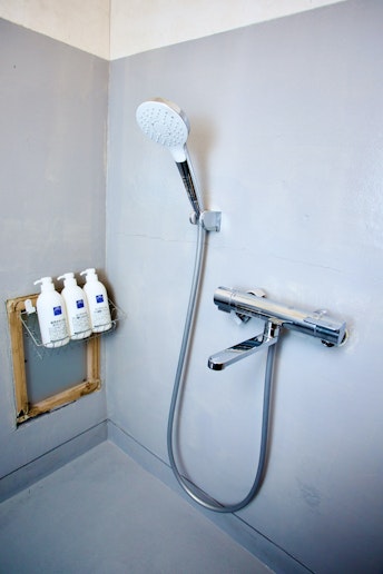 シャワールームです。バスタブはありませんので浴槽につかりたい場合は市内の温泉や銭湯に足を運んで...