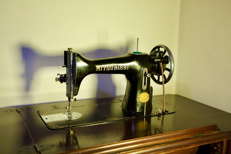 和室茶の間には当時のミシンがあります。危険防止の為針は取り外してあります。