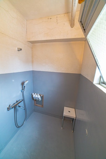 からすみ部屋専用シャワールームです。バスタブはありませんので、浴槽をご希望の際は、市内の温泉や...