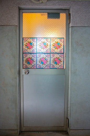 外部シャワールームの鍵は玄関のしきりに掛かっています。