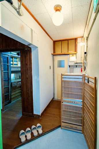 長崎市は宿泊税を徴収しており、無人型の宿泊施設の場合、入出と本人確認の為玄関正面に遠隔カメラの...