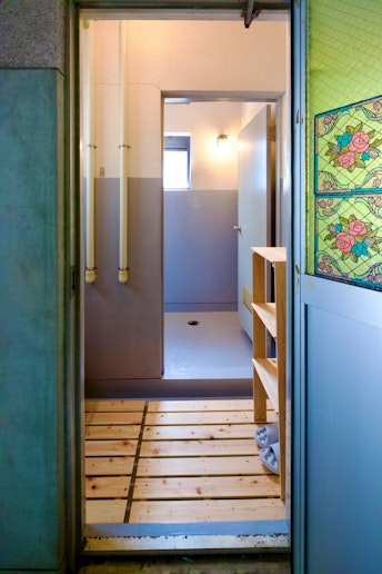 この建物は１９４９年建設当時はお風呂は無く、昭和４０年代にお風呂棟が増設されました。このためこ...