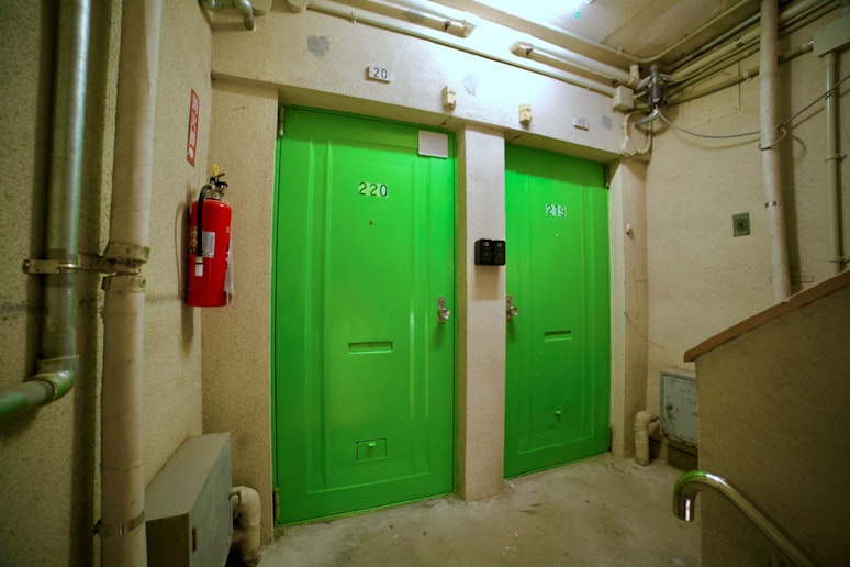 玄関は団地の当時のまま。チェックインの際は、あらかじめお伝えした暗証番号を真ん中の黒いキーボッ...