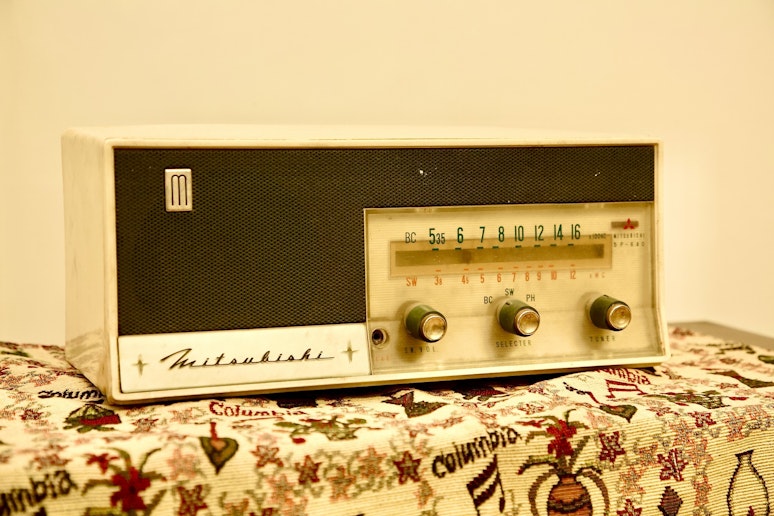 当時のラジオは使用可能ですが、真空管式なのですこし時間がかかります。