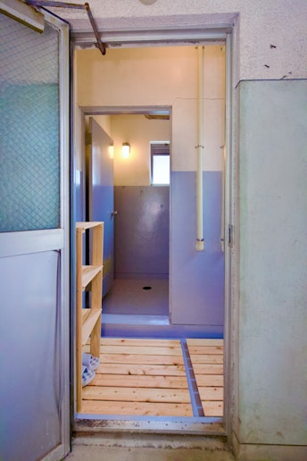 この団地の建設当初は風呂場が無く、昭和４０年代にお風呂棟が増設されました。このため宿のシャワー...