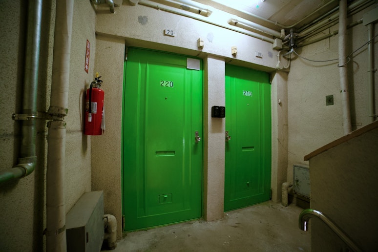 玄関入口は、当時の団地のまま、入室時には暗証番号を入力してキーボックスを開けてお入りください