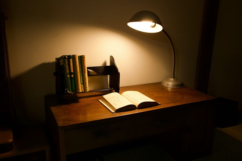 文机とランプは当時のものを使用しています。