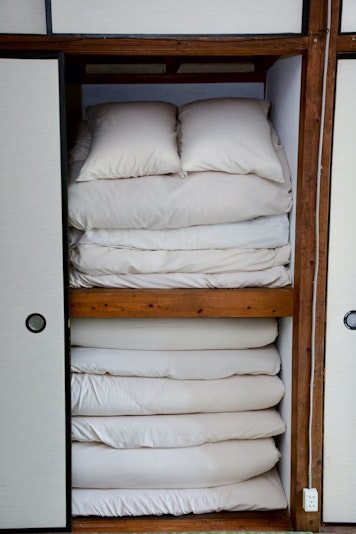 ８畳間の押し入れに布団セットが入っていますので、就寝時には、ご自分でお布団の用意をお願いしてお...