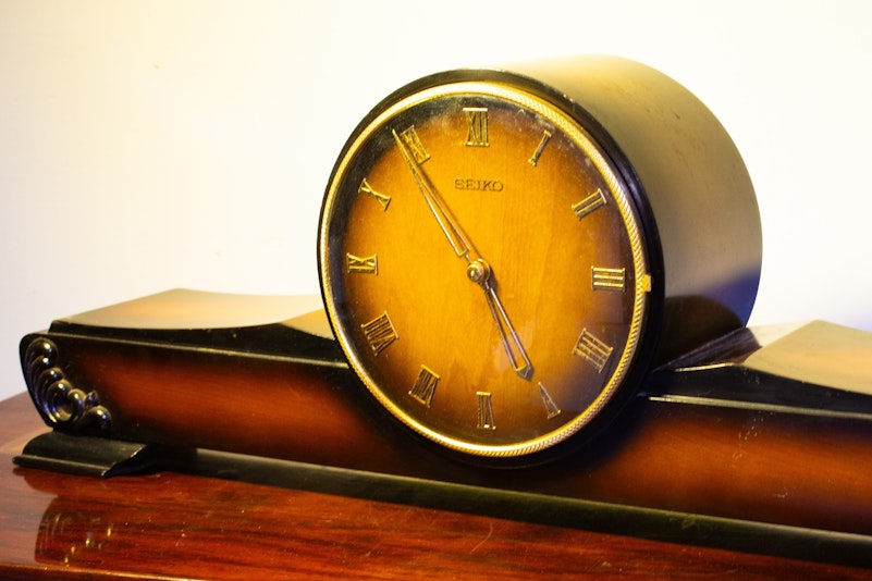 時を刻む当時の精工舎の時計をセットすると懐かしい鐘の音が楽しめます。