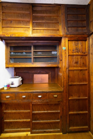 遠い山並みの光の映画作中でも登場した、台所から直接食事を提供する配膳窓があったのがこの時代の４...