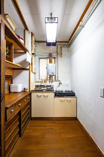 台所の食器棚は当時の建具を組み立てなおしています。水廻りは最新のものにリフォームしています。シ...